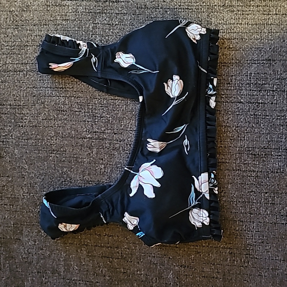Women's Medium Floral Bikini Top with Ruffel Detail from Beach Betty